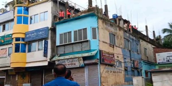 পৈতৃক সম্পত্তি নিয়ে বিরোধ, আদালতের নির্দেশে অবৈধ নির্মাণ ভাঙল আগরতলা পুর নিগম