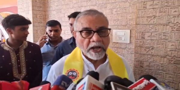 মহেশ রথযাত্রায় এবার হেলিকপ্টার থেকে হবে পুষ্পবৃষ্টি, পুজো দিয়ে ঘোষণা শিল্পমন্ত্রী তাপস রায়ের