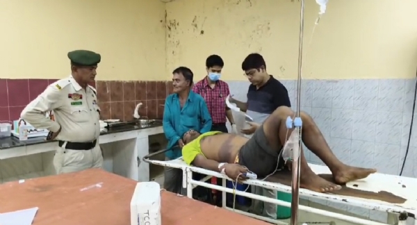 আহত যুবক হাসপাতালে আহত যুবক হাসপাতালে