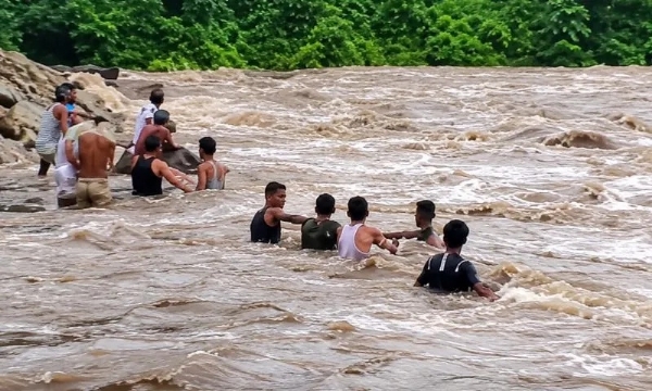 কার্বি আংলঙের পিকনিক স্পটে মাঝনদীতে আটকে আট