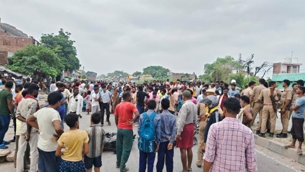 মির্জাপুরে ট্রাক চাপা পড়ে মৃত ৩, আহত ২