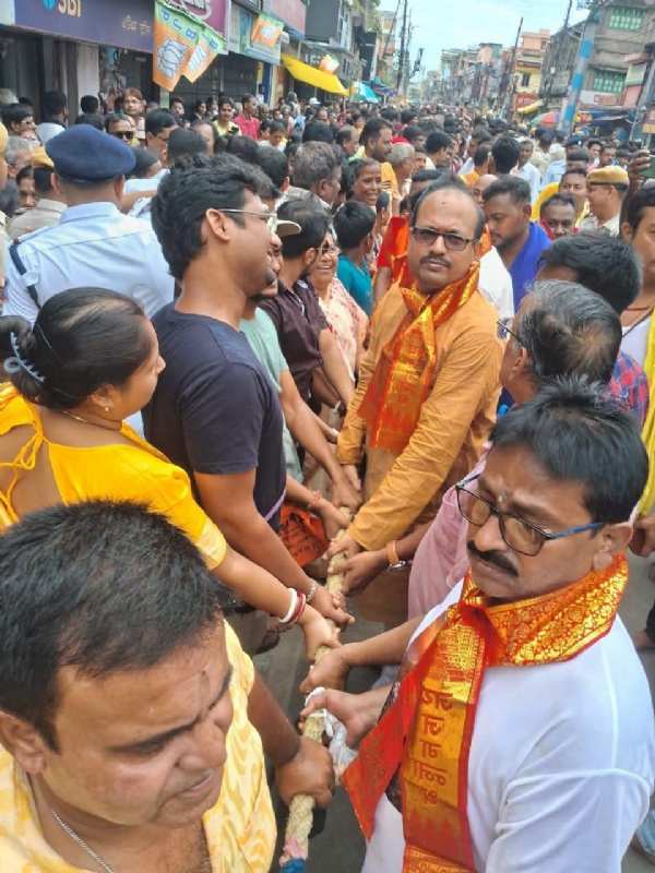 রথে টান দিচ্ছেন বিধায়ক দীপাঞ্জন গুহ