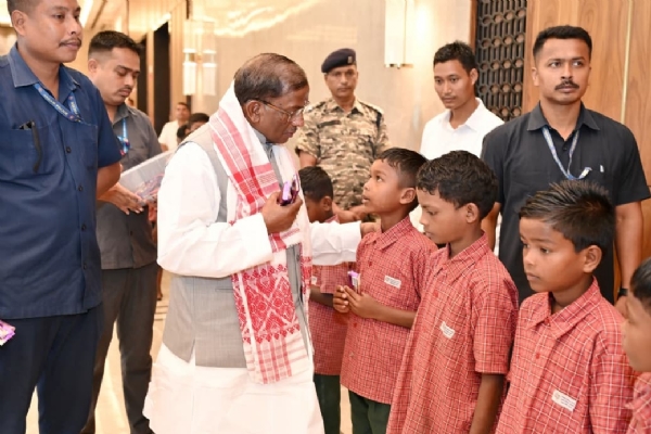 কচিকাঁচা ছাত্রদের সঙ্গে রাজ্যপাল লক্ষ্মণপ্রসাদ আচার্য