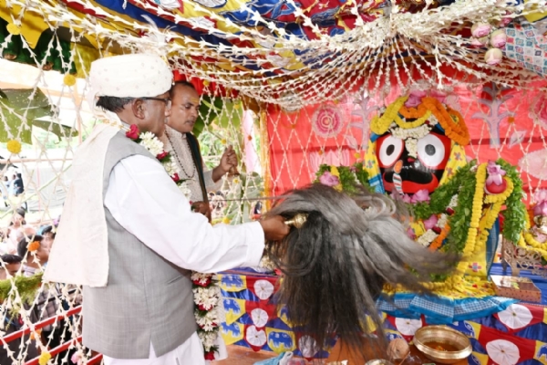 শ্রীশ্রী জগন্নাথদেবের আরতি করছেন রাজ্যপাল লক্ষ্মণপ্রসাদ আচার্য (১)
