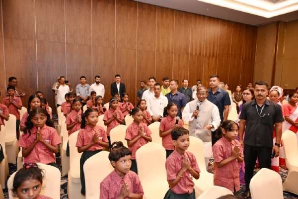 কচিকাঁচা ছাত্রছাত্ৰীদের সঙ্গে বাৰ্তালাপ রাজ্যপালের
