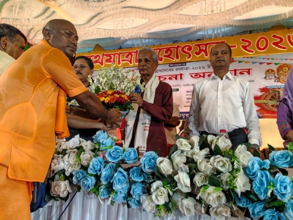 সংস্কৃতি মন্ত্রী অ্যাডভোকেট নিতাই রায়চৌধুরীকে পুষ্পস্তবক দিয়ে সংবর্ধনা জানানো হচ্ছে