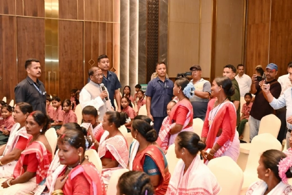 বাগান এলাকার বাসিন্দাদের সঙ্গে মতবিনিময়