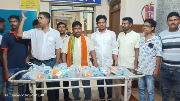 হাসপাতালে রোগীদের ফল বিতরণ বিজেপি যুব মোর্চার