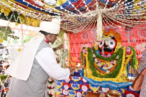 ডিব্রুগড়ে শ্রীশ্রী জগন্নাথদেবের আরতি করছেন রাজ্যপাল লক্ষ্মণপ্রসাদ আচার্য (২)