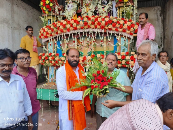 জাঙ্গিপাড়া তে রথ সূচনা করছেন বিধায়ক প্রসেনজিৎ বাঘ
