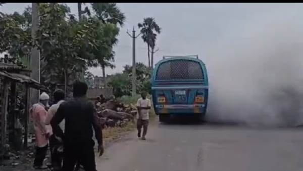 বরযাত্রী গাড়ি থেকে ধোয়া