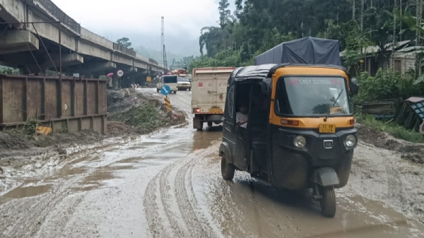 ১০ ঘণ্টা পর স্বাভাবিক যান চলাচল