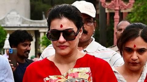 দক্ষিণেশ্বর মন্দিরে পুজো দিলেন অভিনেত্রী কাজল