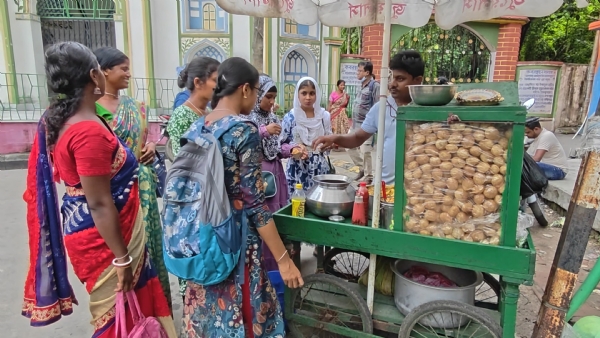 রাস্তার ধারে ফুচকার দোকান