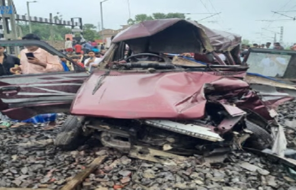 দুর্ঘটনার জেরে কাটোয়া-আজিমগঞ্জ শাখায় ট্রেন চলাচল ব্যাহত