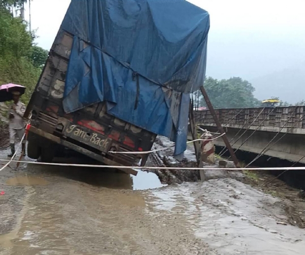 ২৭ নম্বর জাতীয় সড়কের দলাইচুঙ্গায় দুর্ঘটনাগ্রস্ত কয়লা বোঝাই লরি