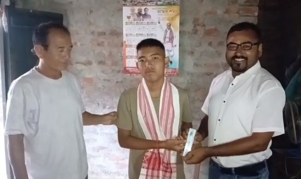 বিষ্ণু লিম্বুকে সংবর্ধনা জানানোর দৃশ্য বিষ্ণু লিম্বুকে সংবর্ধনা জানানোর দৃশ্য