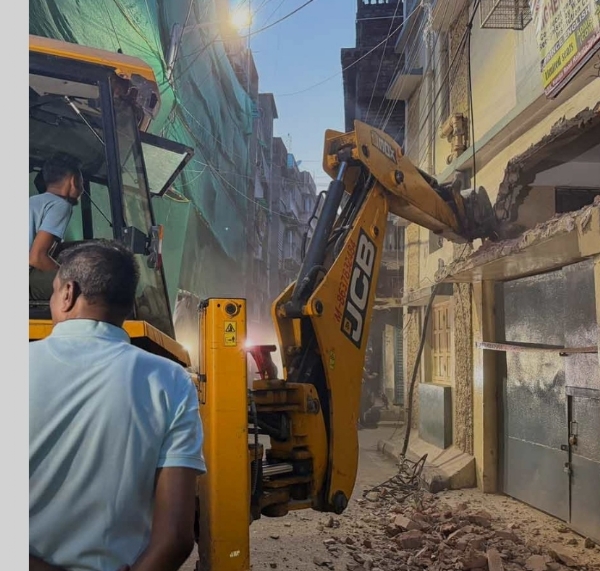 পার্টি কার্যালয়ে বুলডোজার পার্টি কার্যালয়ে বুলডোজার