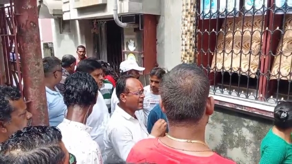 তৃণমূল কাউন্সিলর এর বাড়ির সামনে বিক্ষোভ তৃণমূল কাউন্সিলর এর বাড়ির সামনে বিক্ষোভ