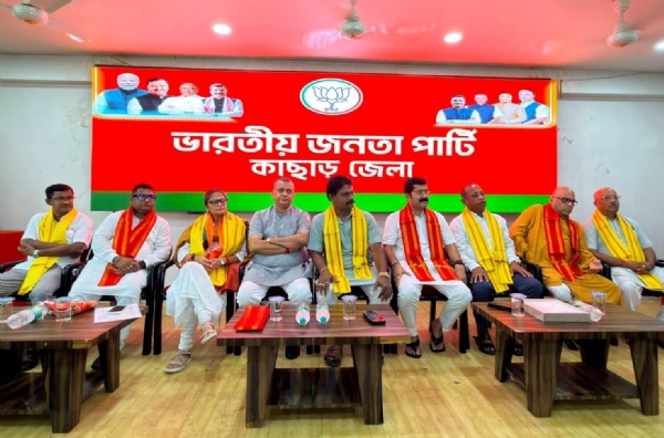 সংবৰ্ধনা মঞ্চে সাংসদ সুস্মিতা ও কণাদ সহ অন্যরা সংবৰ্ধনা মঞ্চে সাংসদ সুস্মিতা ও কণাদ সহ অন্যরা