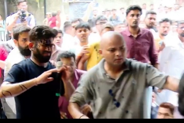 সিজেপি প্রধান অভিজিৎ দীপকের গায়ে কালি নিক্ষেপ, যন্তর-মন্তরে উত্তেজনা সিজেপি প্রধান অভিজিৎ দীপকের গায়ে কালি নিক্ষেপ, যন্তর-মন্তরে উত্তেজনা