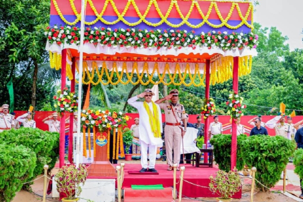 পুলিশের অনুষ্ঠানে মুখ্যমন্ত্রী পুলিশের অনুষ্ঠানে মুখ্যমন্ত্রী