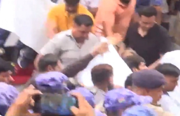 সোনম ওয়াংচুককে হাসপাতালে নিয়ে গেল পুলিশ, রয়েছেন স্থিতিশীল সোনম ওয়াংচুককে হাসপাতালে নিয়ে গেল পুলিশ, রয়েছেন স্থিতিশীল