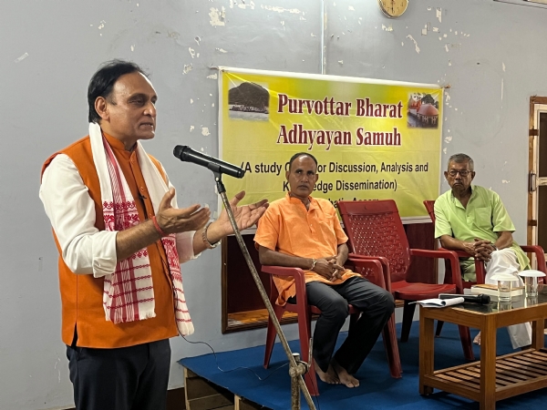 বক্তব্য পেশ করছেন রাজ্যসভার প্রাক্তন সদস্য অধ্যাপক রাকেশ সিনহা বক্তব্য পেশ করছেন রাজ্যসভার প্রাক্তন সদস্য অধ্যাপক রাকেশ সিনহা