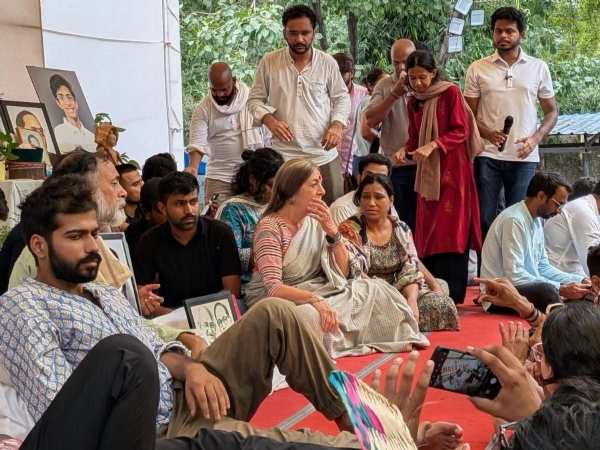 যন্তর মন্তরের অনশনস্থলে বৃন্দা কারাট যন্তর মন্তরের অনশনস্থলে বৃন্দা কারাট
