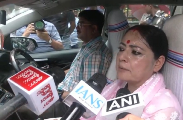 গাছ লাগানোর পাশাপাশি পরিচর্যার দায়িত্বও পড়ুয়াদের হাতে তুলে দিতে হবে: অগ্নিমিত্রা পাল গাছ লাগানোর পাশাপাশি পরিচর্যার দায়িত্বও পড়ুয়াদের হাতে তুলে দিতে হবে: অগ্নিমিত্রা পাল