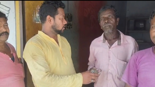 গোঘাটের কুমারগঞ্জে আদিবাসী পরিবারকে দোকান ফেরত গোঘাটের কুমারগঞ্জে আদিবাসী পরিবারকে দোকান ফেরত