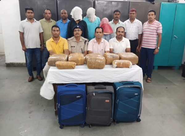 টাটানগর স্টেশনে ৩৪.৭ কেজি মাদকসহ গ্রেফতার তিন টাটানগর স্টেশনে ৩৪.৭ কেজি মাদকসহ গ্রেফতার তিন