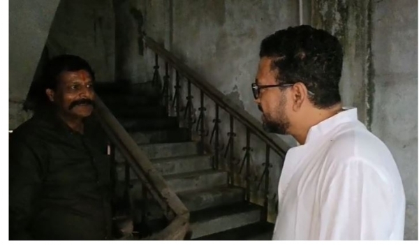 গ্রন্থাগারের কর্মীদের সঙ্গে কথা বললেন শঙ্কর ঘোষ গ্রন্থাগারের কর্মীদের সঙ্গে কথা বললেন শঙ্কর ঘোষ
