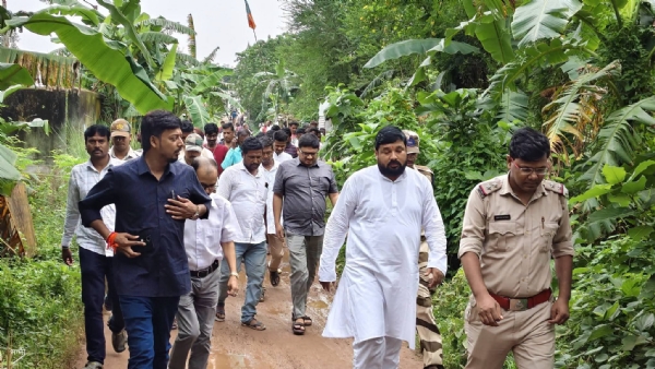 মৃত সিভিক ভলেন্টিয়ার এর বাড়িতে দুই বিধায়ক মৃত সিভিক ভলেন্টিয়ার এর বাড়িতে দুই বিধায়ক