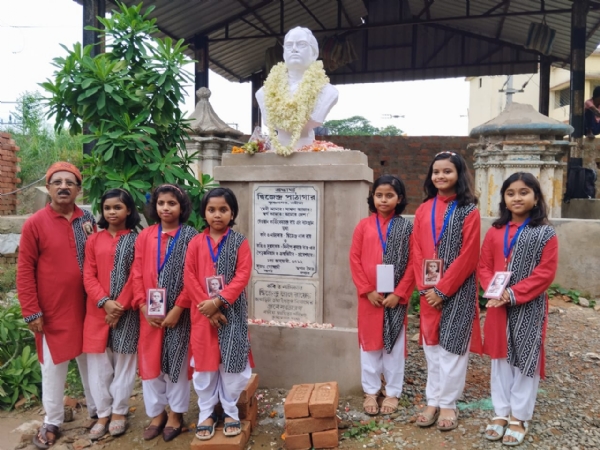 কবি দ্বিজেন্দ্রলাল রায়ের জন্মবার্ষিকীতে শ্রদ্ধার্ঘ্য কবি দ্বিজেন্দ্রলাল রায়ের জন্মবার্ষিকীতে শ্রদ্ধার্ঘ্য
