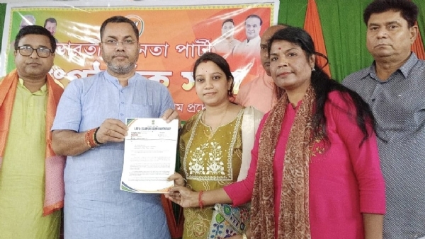 মন্ত্রী কৃষ্ণেন্দু পালের হাতে স্মারকপত্র তুলে দিচ্ছেন জিপি সভানেত্রী স্নিগ্ধা দাস মন্ত্রী কৃষ্ণেন্দু পালের হাতে স্মারকপত্র তুলে দিচ্ছেন জিপি সভানেত্রী স্নিগ্ধা দাস