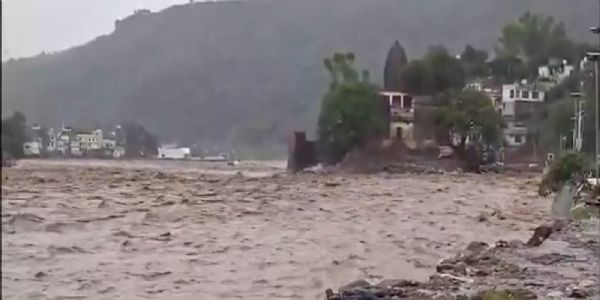 রাজৌরিতে প্রবল বৃষ্টি; আকস্মিক বন্যায় ভাসলো বাড়ি-গাড়ি, নিখোঁজ এক মহিলা