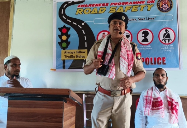 বক্তব্য পেশ করছেন পাথারকান্দি সমজেলার এসপি অনির্বাণ শর্মা বক্তব্য পেশ করছেন পাথারকান্দি সমজেলার এসপি অনির্বাণ শর্মা