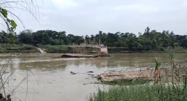খানাকুলে ভেঙে পড়ল বাসের সেতু খানাকুলে ভেঙে পড়ল বাসের সেতু