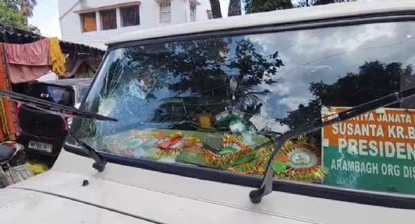 আরামবাগ বিজেপি জেলা সভাপতি সুশান্ত বেড়ার গাড়ি ভাঙচুর