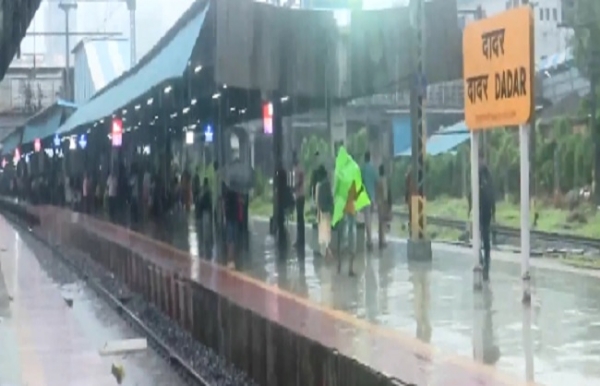 অবিশ্রান্ত বৃষ্টি মুম্বইয়ে, রাস্তায় জল জমে ভোগান্তি অবিশ্রান্ত বৃষ্টি মুম্বইয়ে, রাস্তায় জল জমে ভোগান্তি