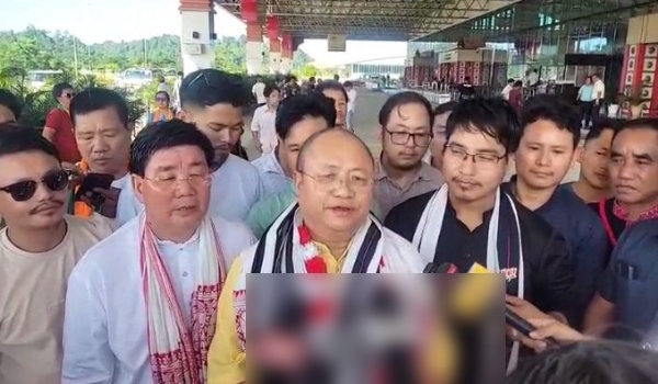 অরুণাচল প্রদেশের হোলঙ্গিতে দোনি পোলো বিমানবন্দরে সাংসদ তাই তাগাক অরুণাচল প্রদেশের হোলঙ্গিতে দোনি পোলো বিমানবন্দরে সাংসদ তাই তাগাক