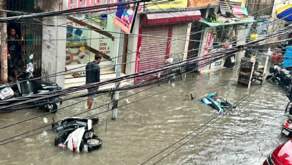 (আপডেট) ভারী বৃষ্টিতে মুম্বইয়ের চার্জগেটে গাছ ভেঙে বিপত্তি, নবি মুম্বইয়ে দুই তরুণী বিদ্যুৎস্পৃষ্ট (আপডেট) ভারী বৃষ্টিতে মুম্বইয়ের চার্জগেটে গাছ ভেঙে বিপত্তি, নবি মুম্বইয়ে দুই তরুণী বিদ্যুৎস্পৃষ্ট