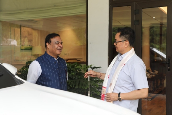 মুখ্যমন্ত্রী হিমন্তবিশ্ব শৰ্মাকে তাঁর বাসভবনে স্বাগত জানাচ্ছেন কেন্দ্ৰীয় মন্ত্ৰী কিরেন রিজিজু