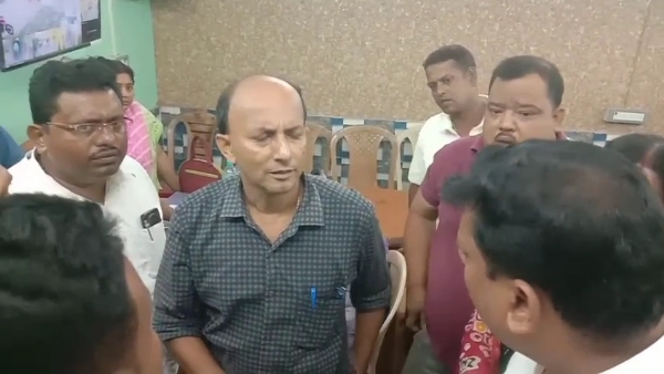 ঘুষের অভিযোগ
