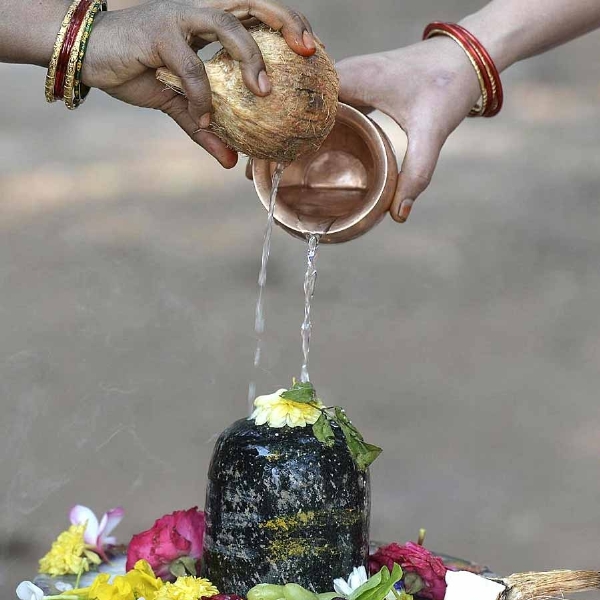 শ্রাবণের প্রথম সোমবারে শৈবতীর্থে পূজার্চনা, ভক্তদের ভিড়ে জমজমাট তারকেশ্বর