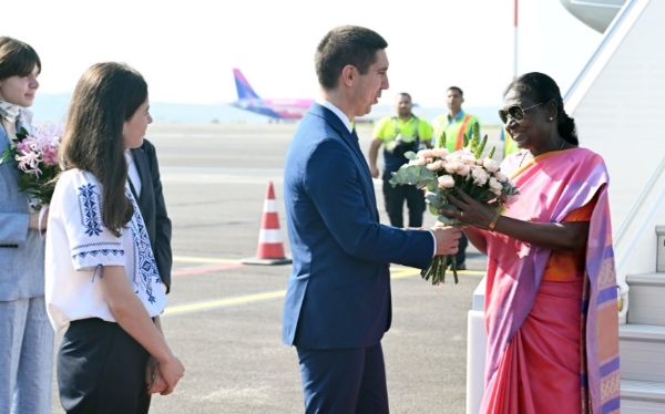 মলদোভায় পৌঁছালেন রাষ্ট্রপতি মুর্মু মলদোভায় পৌঁছালেন রাষ্ট্রপতি মুর্মু