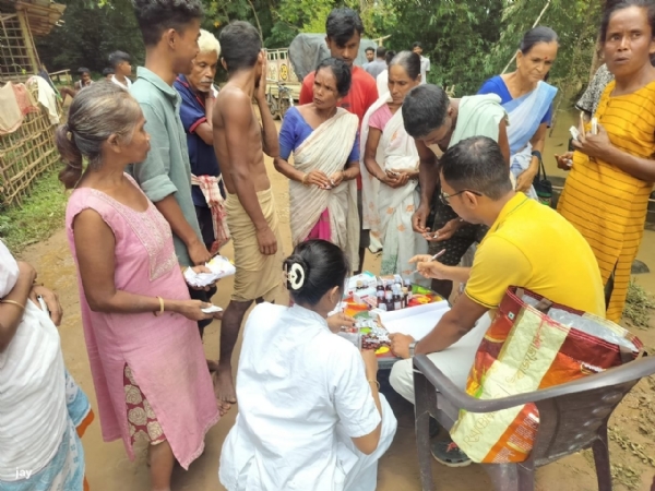 বন্যাদুর্গতদের মধ্যে স্বাস্থ্য দফতরের পরিষেবা প্রদানের মুহূর্ত (১)