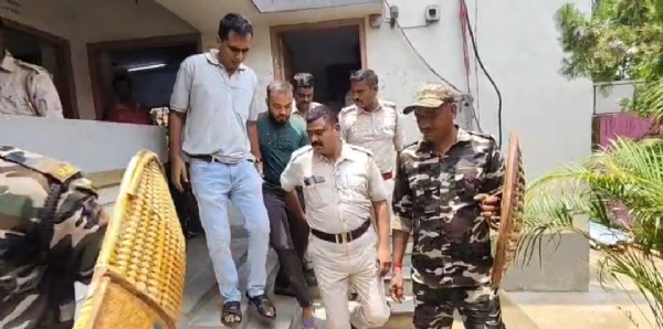 আদালতের  পথে খোকন মল্লিক