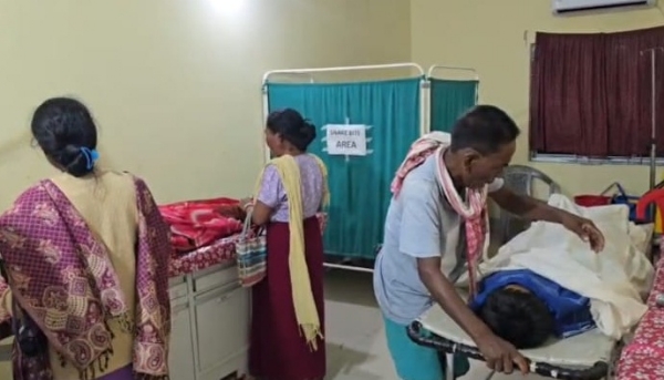 হাসপাতালে সড়ক দুর্ঘটনায় শায়িত দুই যুবকের মৃতদেহ, পাশে অভিভাবকরা